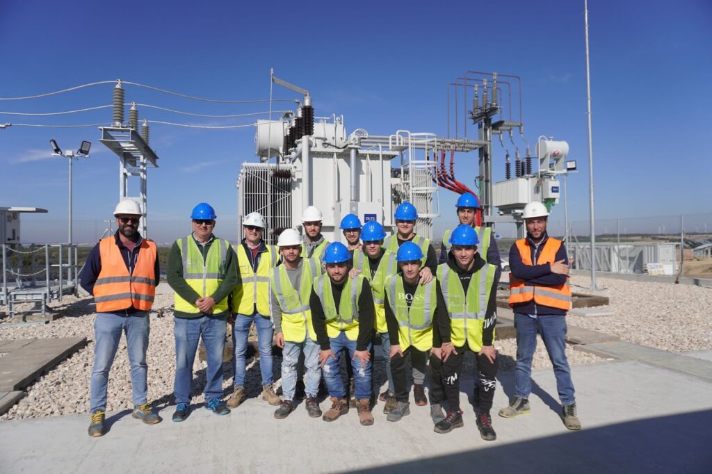 Estudiantes del Colegio San Juan Bosco visitan uno de nuestros proyecto fotovoltaico de Elmya 10 - Elmya